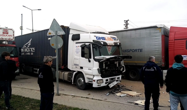 TIR ile kamyonet çarpıştı: 1 ağır yaralı