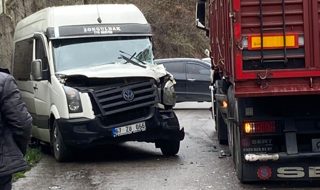 TIR, madencileri taşıyan servise çarptı
