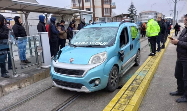 Öğrenciye tramvay yolunda ticari araç çarptı: 1 ölü