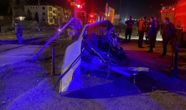 Tren hemzemin geçitte otomobili biçti