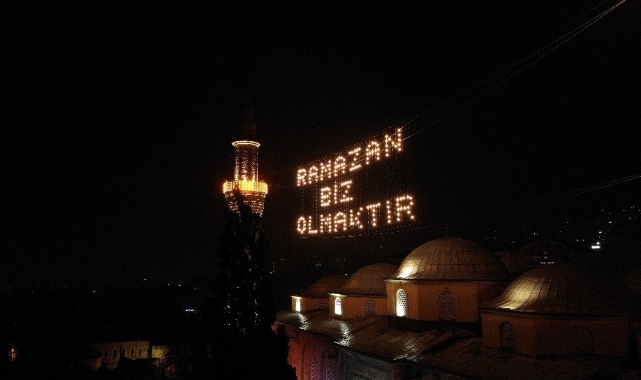 Ulu Cami'ye asılan Ramazan mahyası geceyi aydınlattı