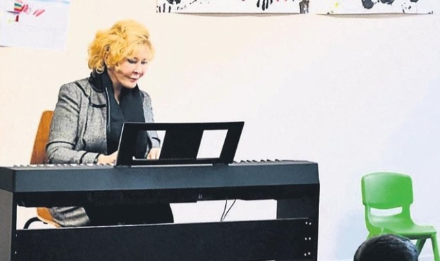 Ünlü piyanist depremzedelere piyona çaldı