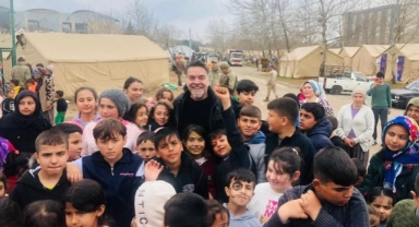 Ünlü şovmen Kahramanmaraş'ta minik yüzleri gülümsetti