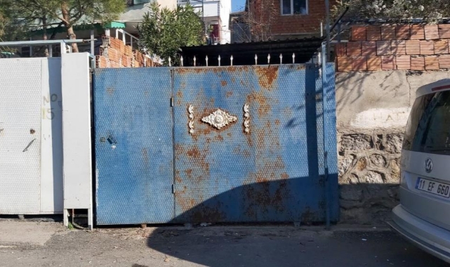 Üzerine demir kapı düşen çocuk hayatını kaybetti