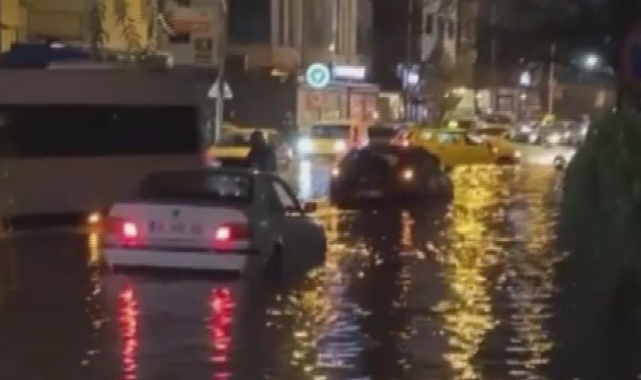 Yağmur hayatı felç etti: Cadde ve sokaklar adeta göle döndü