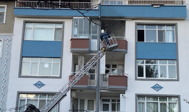 Yangına müdahale eden itfaiyenin merdiveni düştü