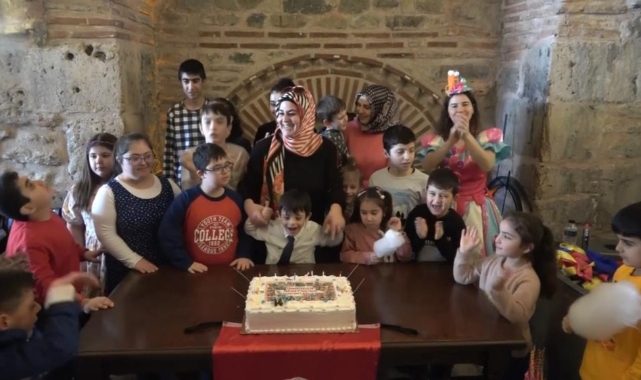 Yarışmada verdiği sözü tutarak çocukları sevindirdi