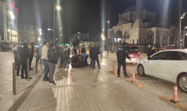 Yayalara çarpıp kaçan sürücü, ortalığı savaş alanına çevirdi