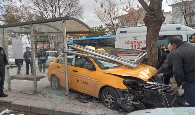 Yayalara çarpmamak için durağa daldı: Yaralılar var