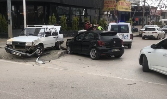 Yeni aldığı otomobiliyle kaza yaptı