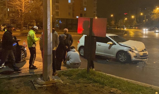 Yeni aldığı otomobiliyle kaza yaptı