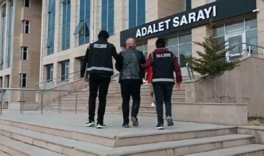 Yıkılan sitenin müteahhidi sınır kapısında yakalandı