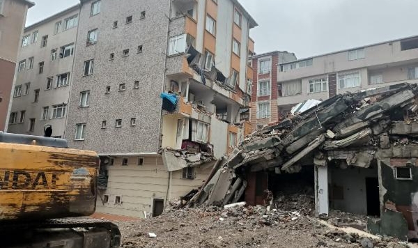 Yıkımı yapılan bina yan binanın üzerine çöktü