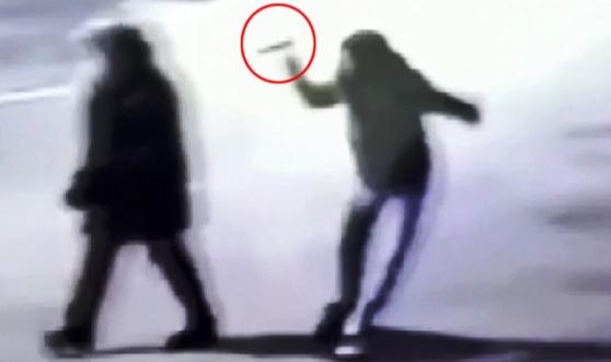 Yolda yürüyen kadını sırtından bıçaklamıştı: Sanığa tahliye kararı