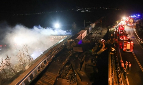 Yunanistan'da iki tren çarpıştı: Çok sayıda ölü ve yaralı