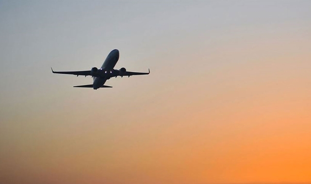 27 yaşındaki kadın uçakta doğum yaptı