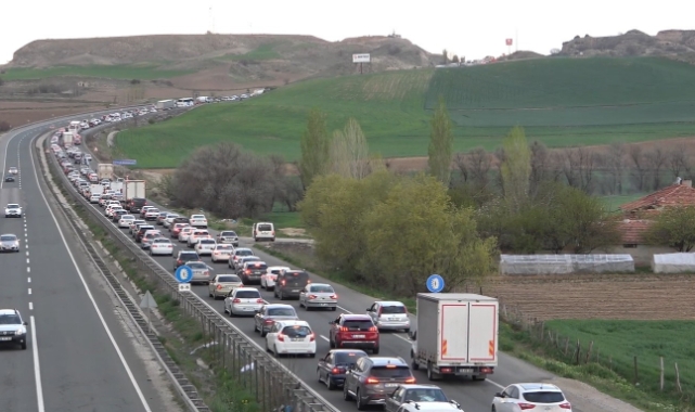 43 ilin geçiş noktasında trafik yoğunluğu