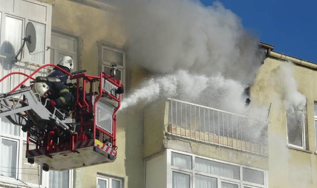 5 katlı apartmanda korkutan yangın