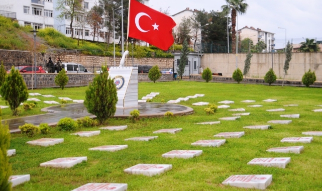 7 yıl önce PKK'nın saldırısında şehit düşen 12 polis anıldı