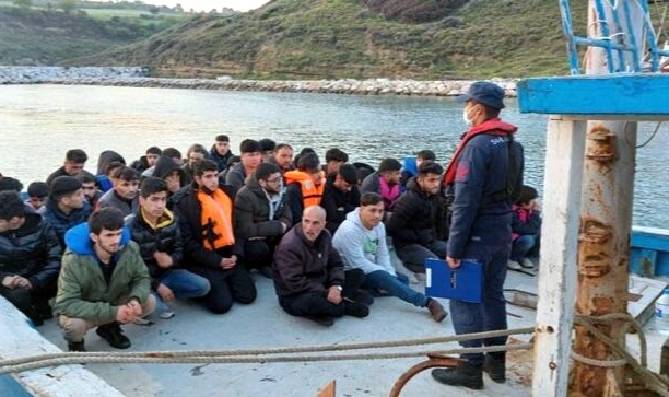 81 kaçak göçmen yakalandı, 39 kaçak göçmen kurtarıldı