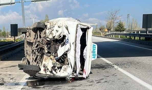 Afyonkarahisar'da minibüs devrildi