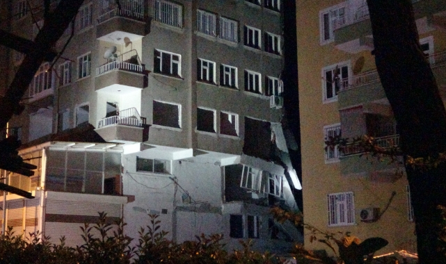Ağır hasarlı binanın bir bölümü çöktü