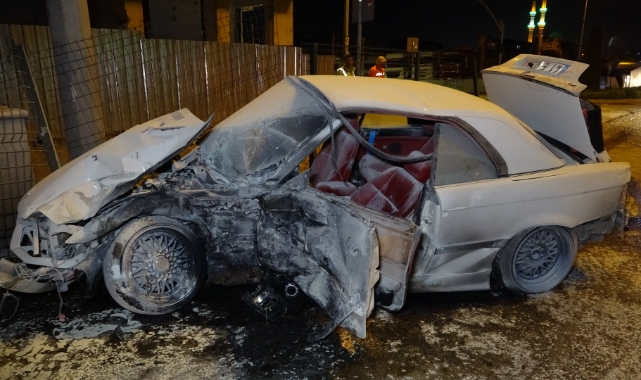 Alev alev yanan otomobilin sürücüsü hayatını kaybetti