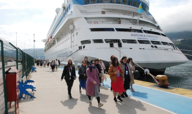 Amasra'ya kruvaziyerle sezonunun ilk turistleri geldi