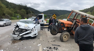 Amasya’da traktör ile otomobil çarpıştı, 3 yaralı