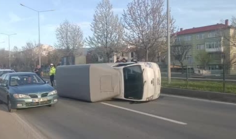 Araca çarpmamak için yan yattı