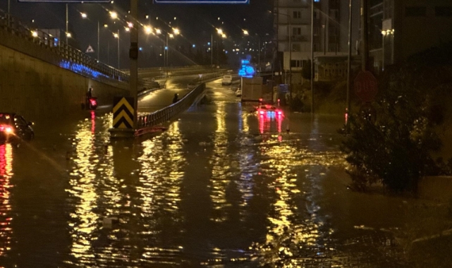 Araçlar yağmur sularının içinde kaldı