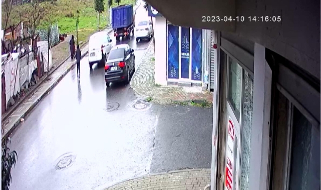 Arkasından yanaştı, cebindeki telefonu alıp kaçtı