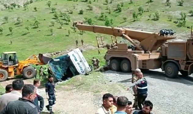 Askerleri taşıyan otobüs devrildi: 2 şehit, 45 yaralı
