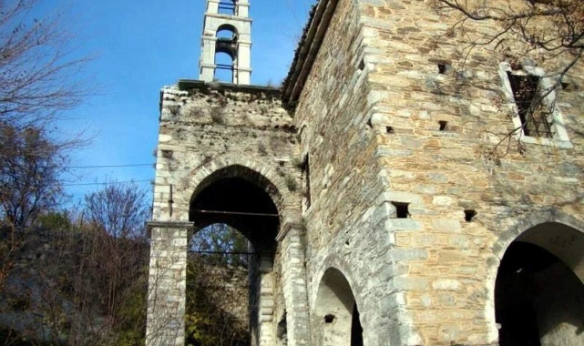Aydın’daki 200 yıllık tarihi kilise defineciler kurbanı oluyor
