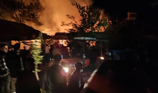 Bacadan çıkan yangın evi küle çevirdi