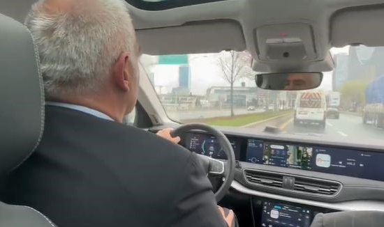 Bakan Ersoy, makam aracı Togg’la trafiğe çıktı