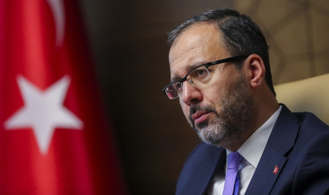 Bakan Kasapoğlu, derbiyi tribünden izledi