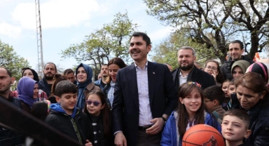 Bakan Kurum Üsküdar'da 23 Nisan şenliklerine katıldı