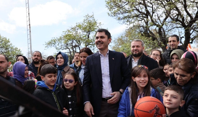 Bakan Kurum Üsküdar'da 23 Nisan şenliklerine katıldı