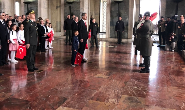 Bakan Özer, çocuklarla birlikte Anıtkabir'de