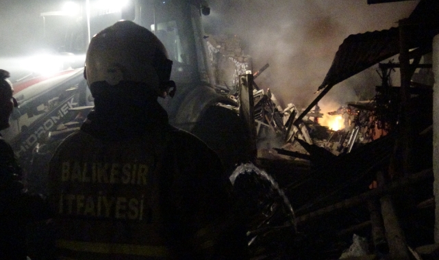 Balıkesir'de yangın: 4 ev kül oldu