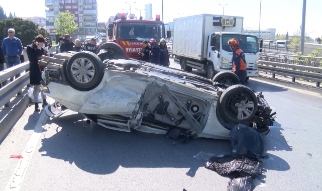 Bariyere çarpan otomobil takla attı