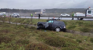 Bariyerlere çarpan araç yol kenarına uçtu