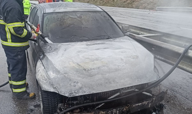 Bariyerlere çarpan otomobil alev aldı; 4 yaralı