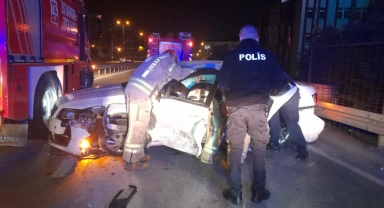 Bariyerlere çarpan otomobil sürücüsünün ayağı koptu