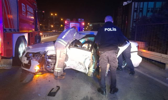 Bariyerlere çarpan otomobil sürücüsünün ayağı koptu