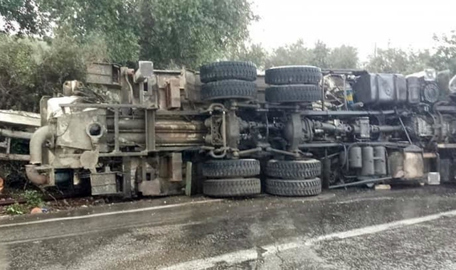 Beton mikseri devrildi, sürücü yaralandı