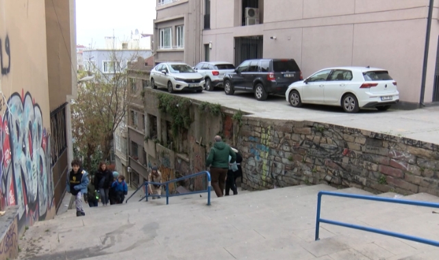 Beyoğlu'ndaki metruk binada korkutan otopark