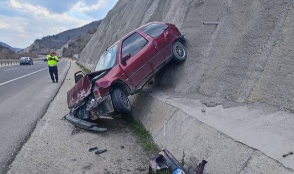 Bilecik'te otomobil istinat duvarına çarptı