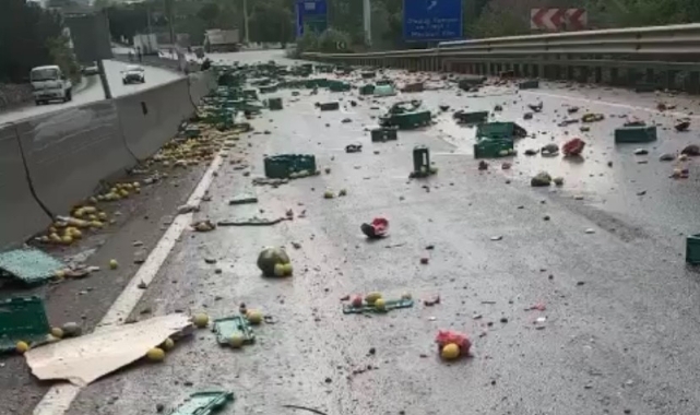 Binlerce kasa meyve ve sebze yola döküldü